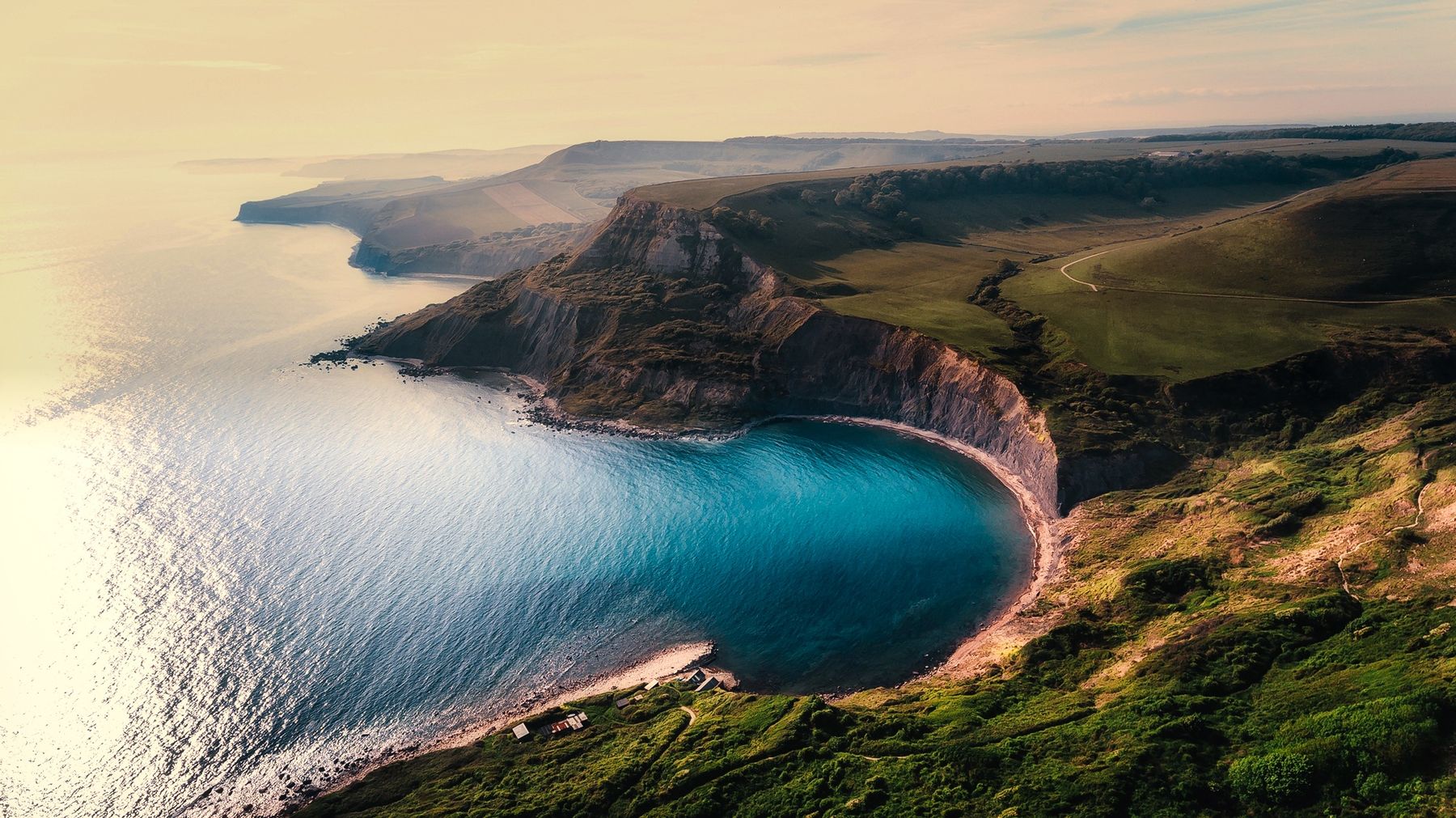 A long coastal horizon